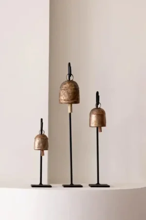 Styling d'étagère avec cloches en fer d'inspiration vintage Retour Gratuit