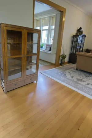 Bibliothèque vitrée Hévéa 2 portes, 2 tiroirs, 120x38x170cm HELENA Petit Prix