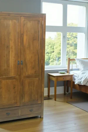 Armoire Hévéa 2 portes, 2 tiroirs, 100x55x195cm HELENA Soldes
