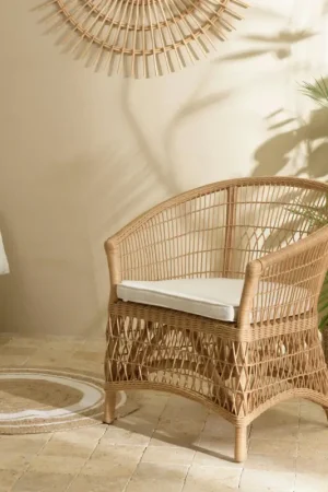 Fauteuil en rotin chic avec coussin blanc MANY Réduction
