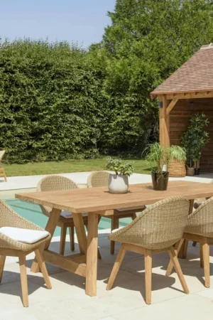 Salon de jardin teck naturel 1 table pieds tréteaux 220 cm + 6 chaises arrondies résine tressée MANY Populaire