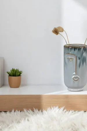 Vase moderne bleu avec motif visage Acheter Direct