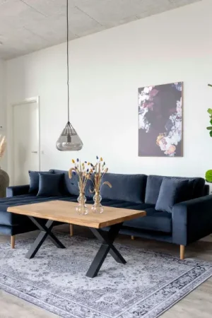 Canapé lounge Lido bleu foncé avec coussins et pieds en bois Paiement Sécurisé