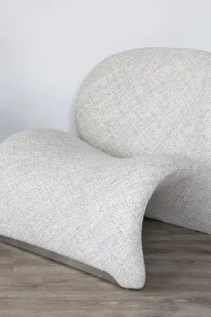WAAR Sofia Lounge Chair : Polyester sable et mousse Commander Maintenant